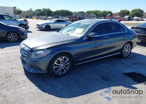 2015 Mercedes-Benz C 300 из США, поврежденный, VIN 55SWF4JB3FU070990